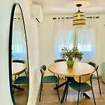 Luxury On The דירה *